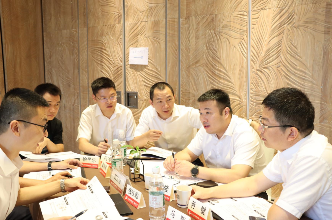 2021年6月25日-26日，东升国际二建组织开展了2021年中高层主管执行力培训。本次培训特邀清华、北大、上海交大总裁班讲师，中国企业家协会特聘高级讲师许晋老师进行授课。