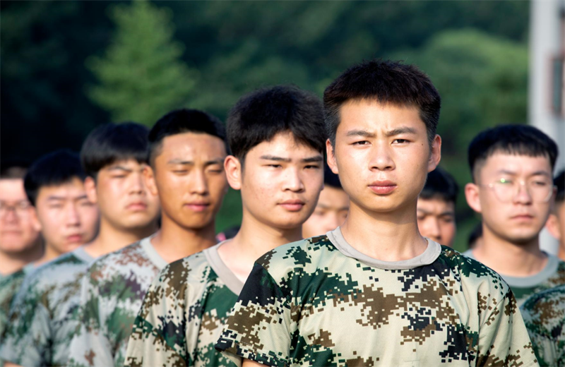 2021年7月6日，东升国际北京集团百名应届大学生褪下便服换上军装，在训练场上接受为期2天的军训，享受入职前的第一份美好记忆。
